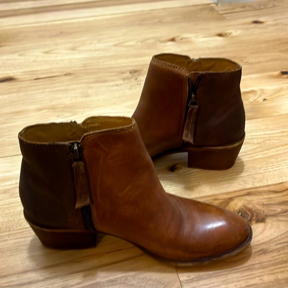 Super cute Roan ankle booties! Two tone brown !